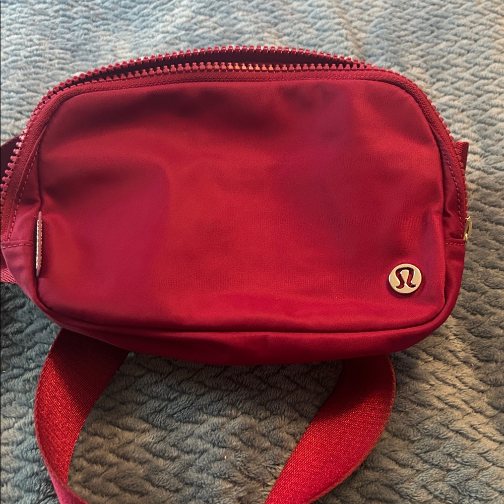 Lululemon Everywhere Belt Bag 1L - Raspberry